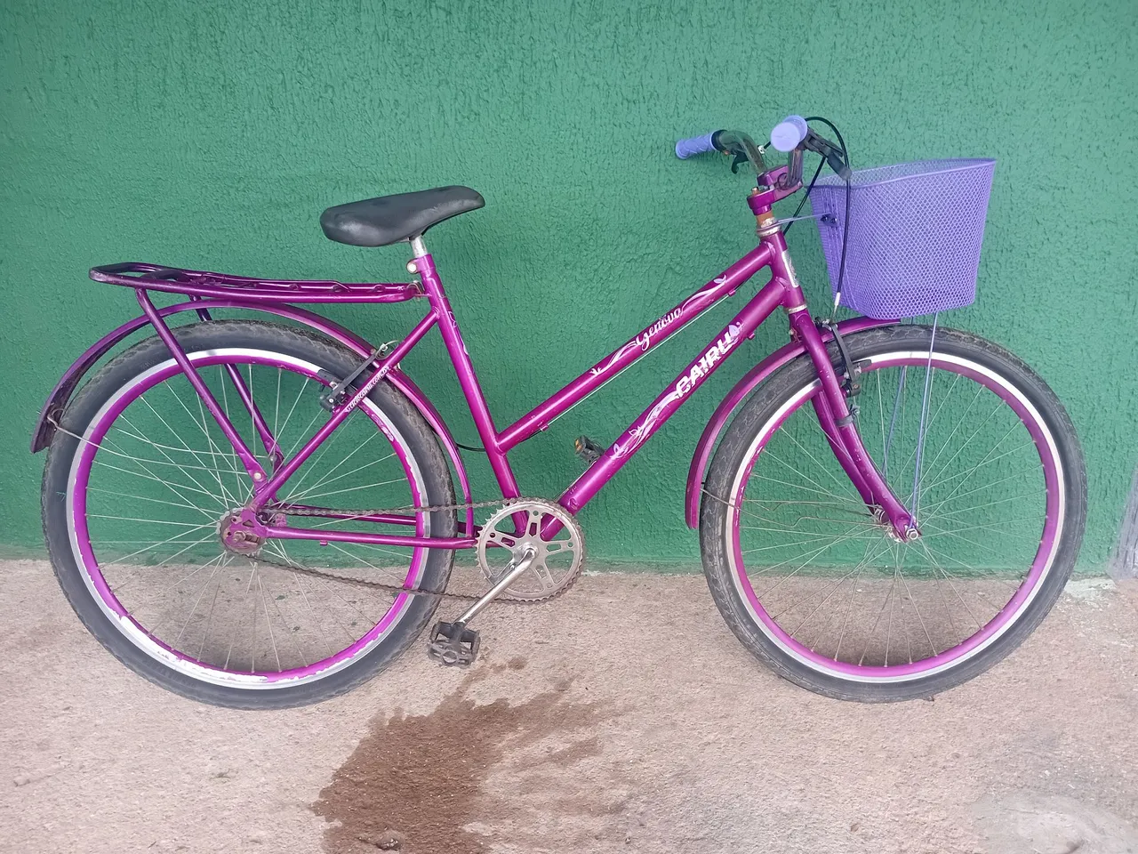 Bicicleta Feminina Roxa com Cesta