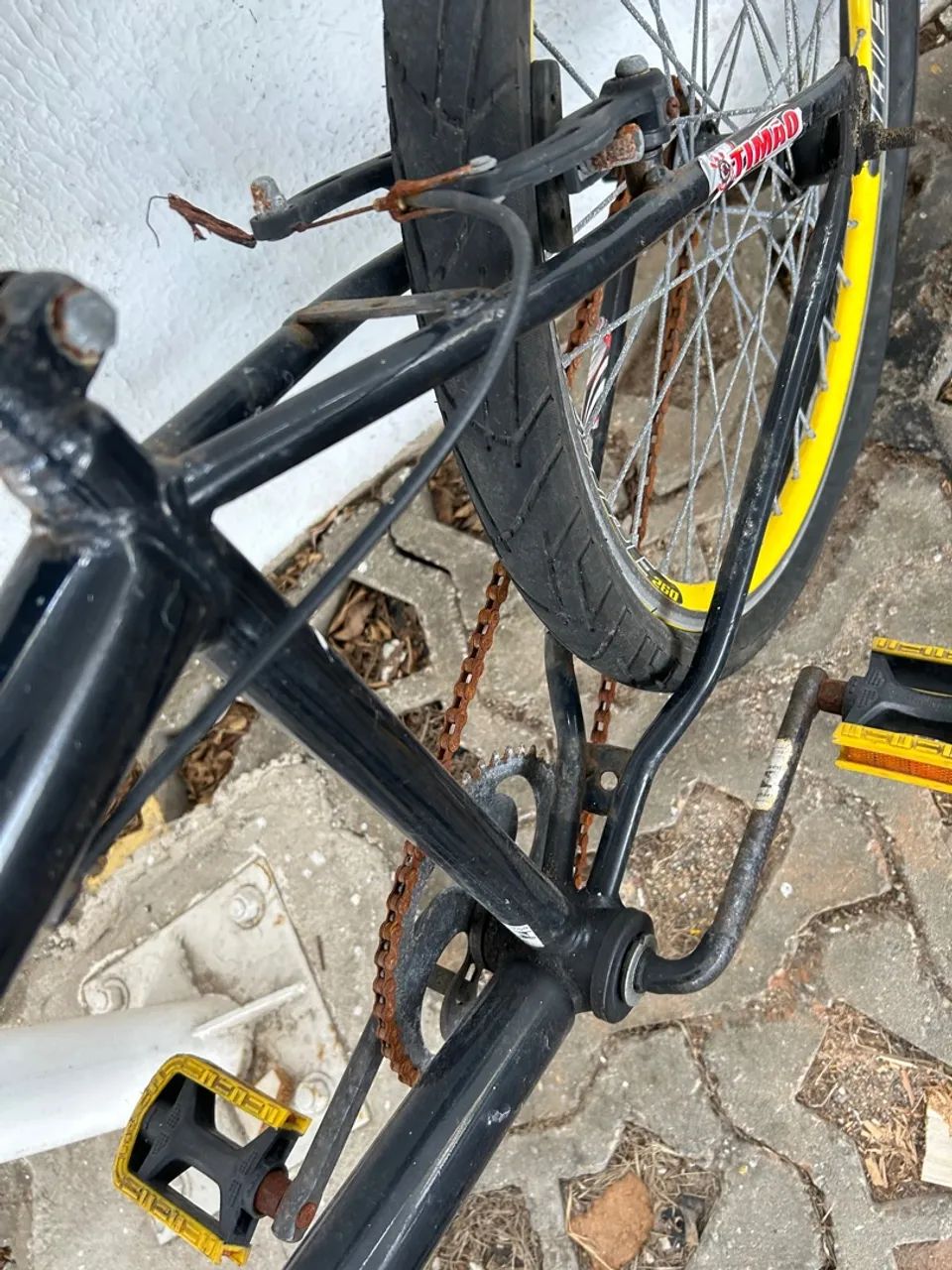 Bicicleta BMX Preta com Detalhes Amarelos - Foto 3