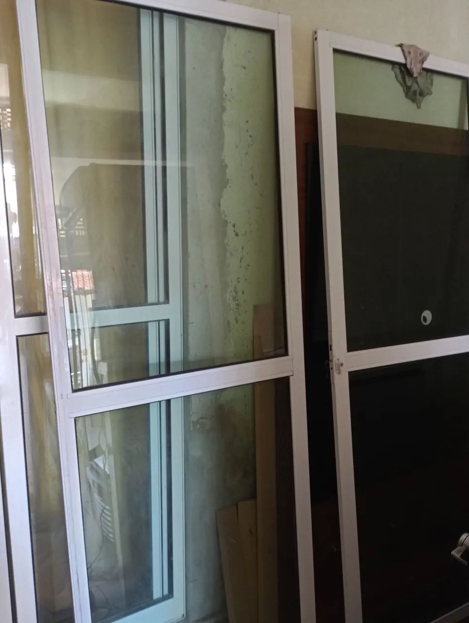  Vendo  porta de alumínio com Vidro - Foto 3