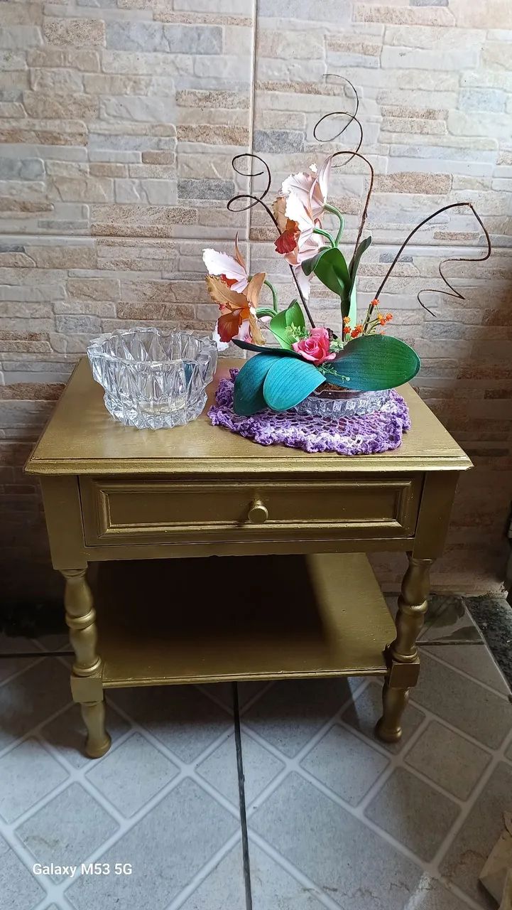 Mesinha de cabeceira dourada estilo vintage