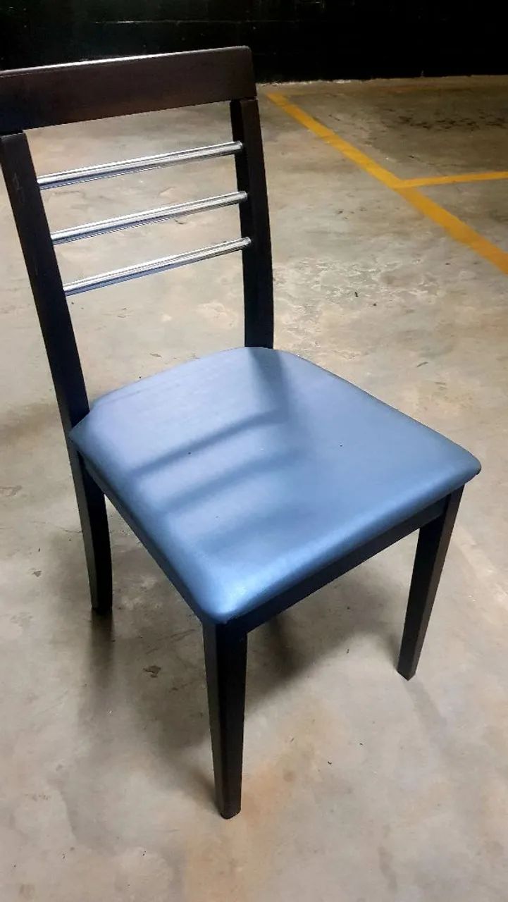 CONJUNTO  MESA MADEIRA MACIÇA PRETA QUADRADA E 4 CADEIRAS ESTOFADAS ÓTIMO ESTADO - Foto 4