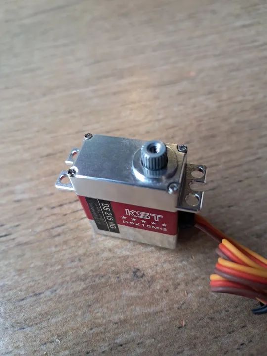 Servo KST DS215MG para helicóptero 