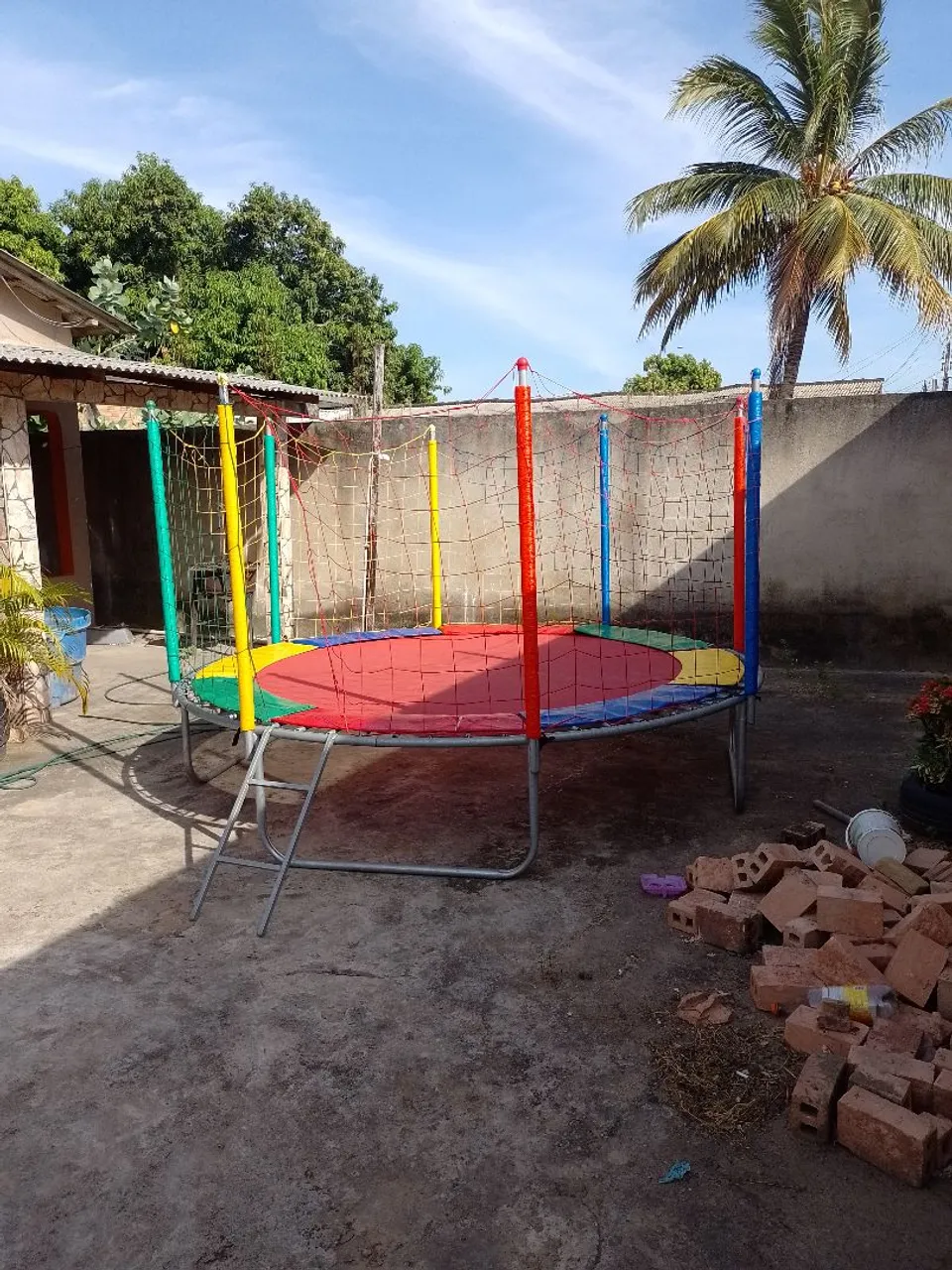 Cama elástica infantil colorida