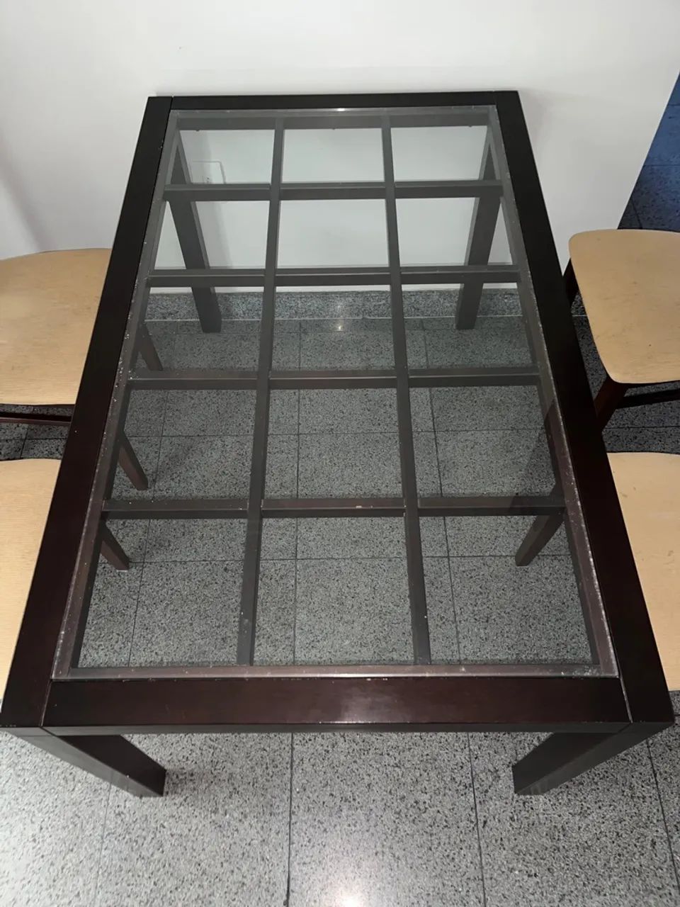 Mesa de Jantar em madeira com Tampo de Vidro e 4 Cadeiras  - Foto 3