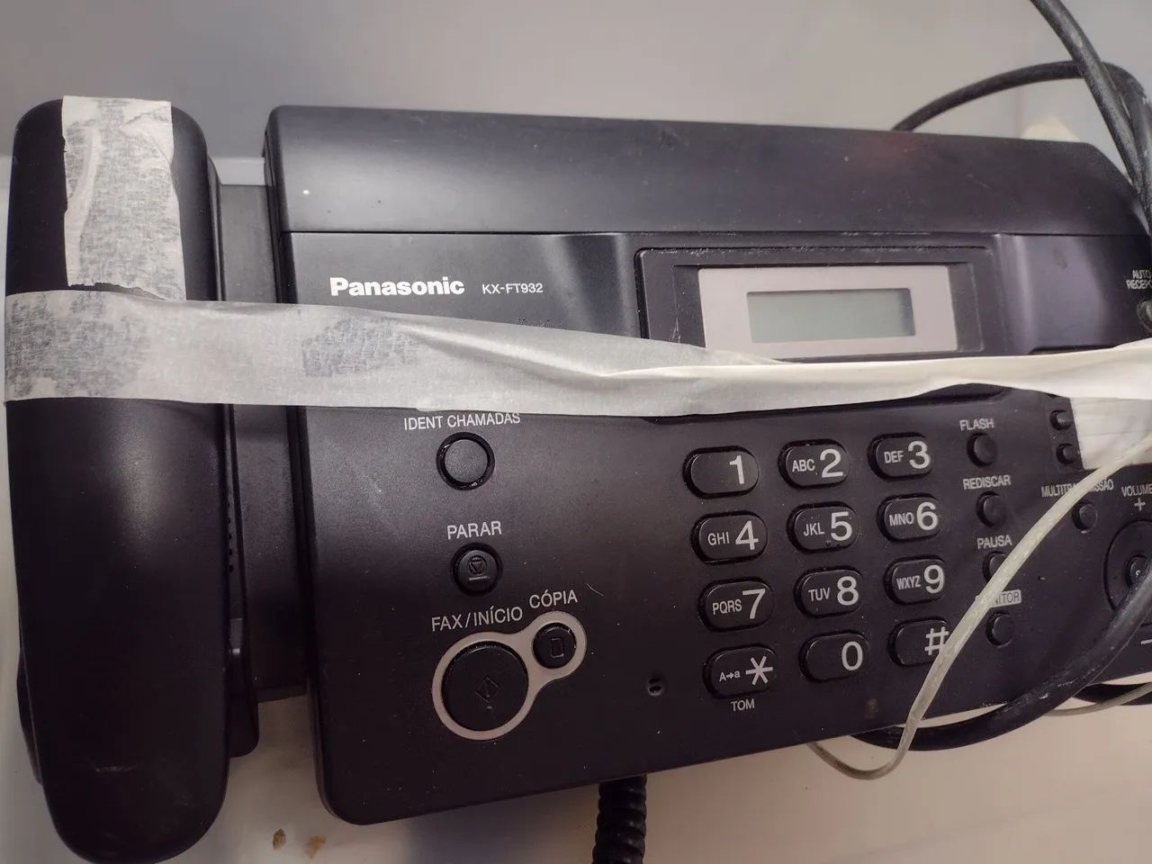 Aparelho de Fax funcionando.