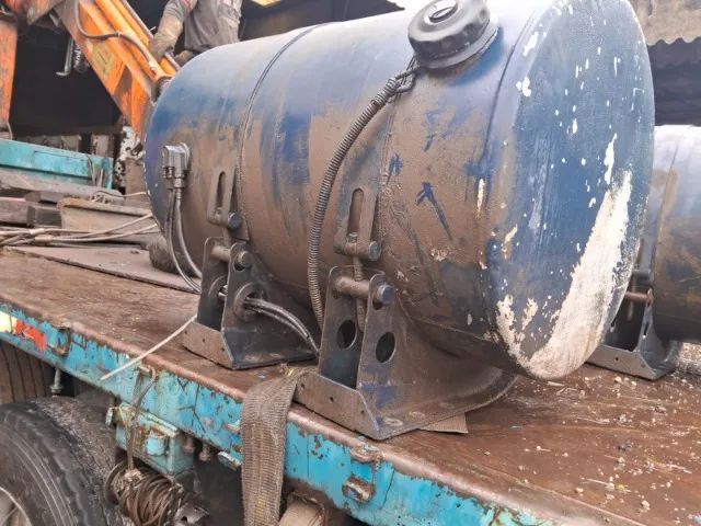 Tanque de alumínio para volvo edc em perfeito estado com boia e pescador