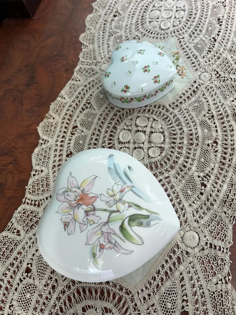 Lote de dois potiches de porcelana em formato de coração lindamente decoradas