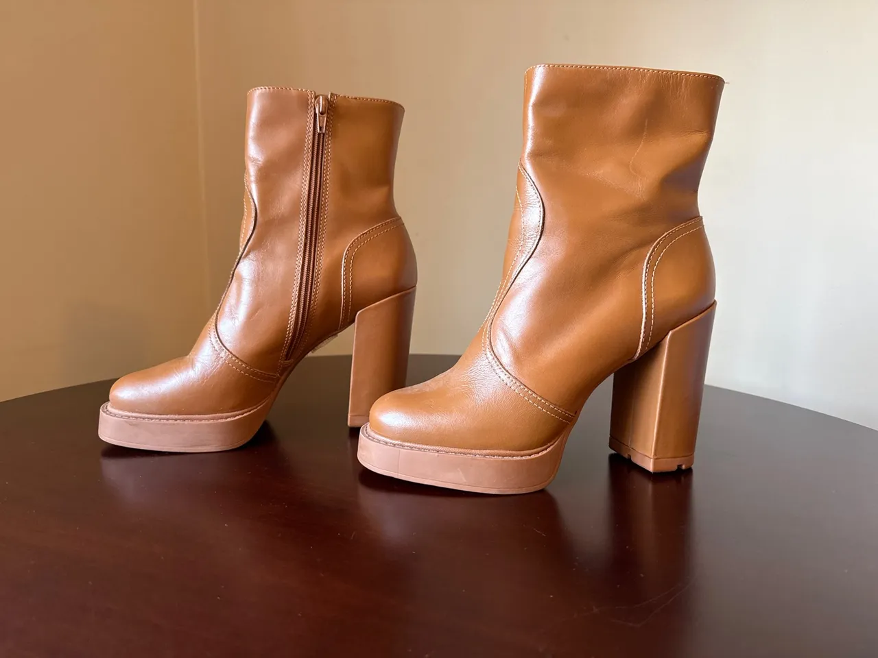 Botas da marca Arezzo em couro, cor marrom com salto bloco