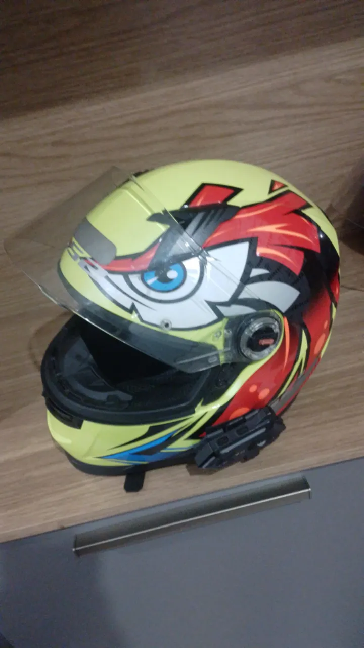 Capacete de moto com design exclusivo e cores vibrantes