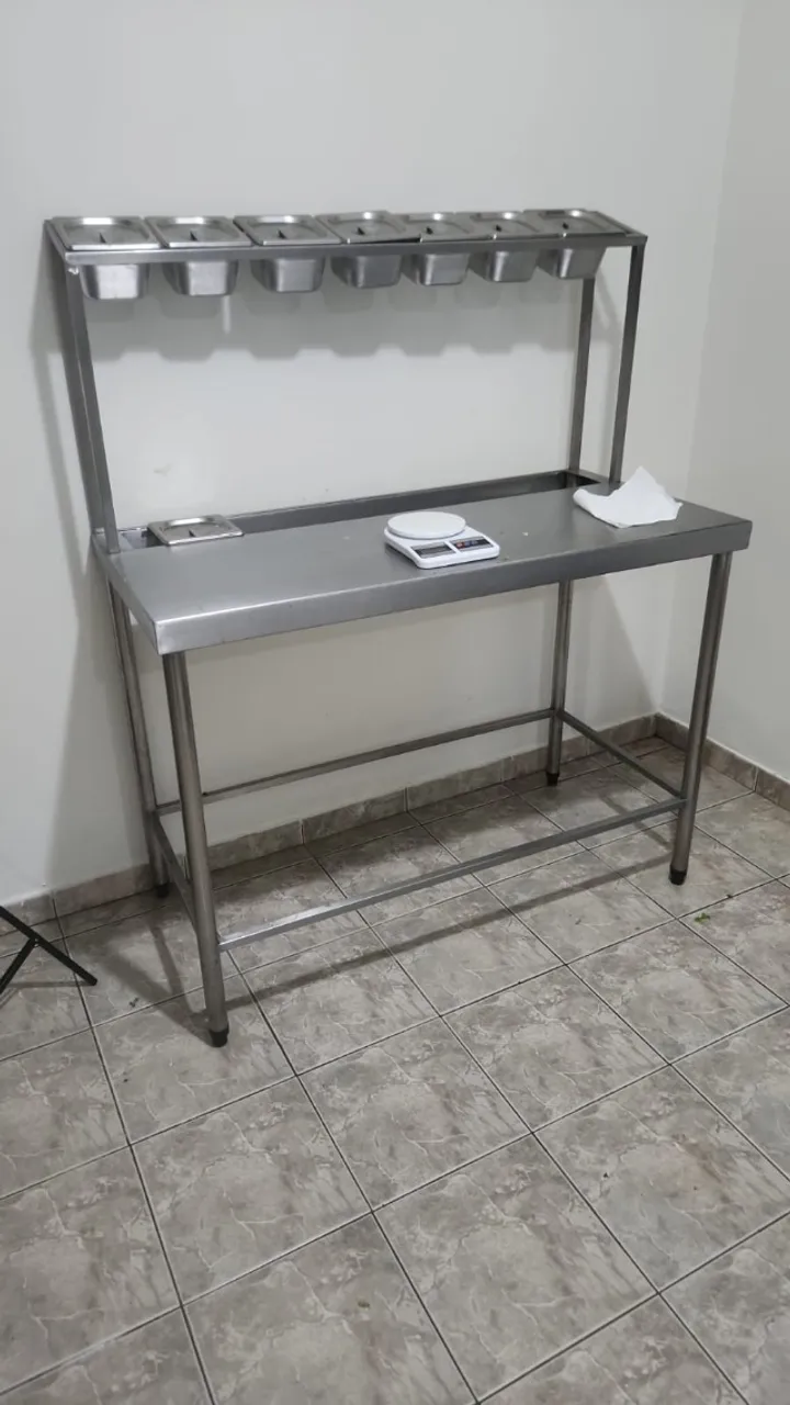 Mesa de inox com condimentadora