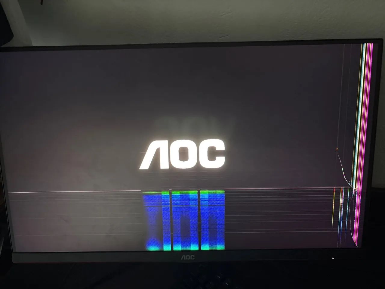 Monitor AOC com defeito - tela quebrada