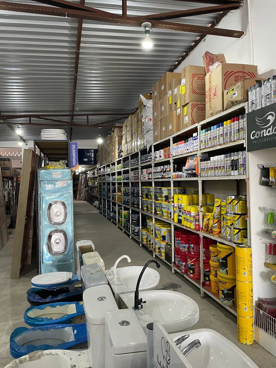 Prateleiras para estoque. 