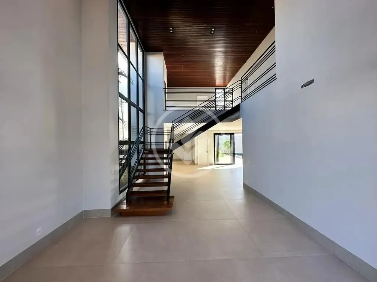 Vende-se sobrado Contemporâneo com elevador no condomínio Florais Itália com 3 suítes send