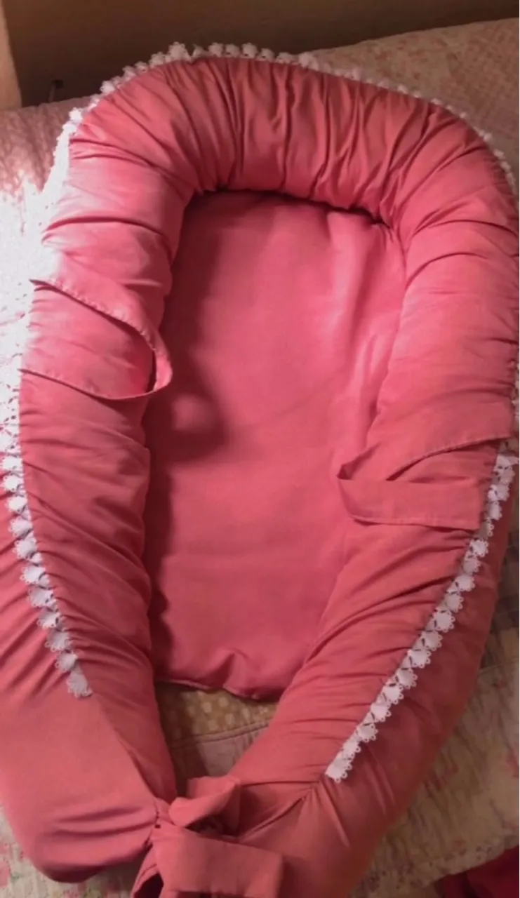 Ninho redutor de berço rosa com detalhes em renda