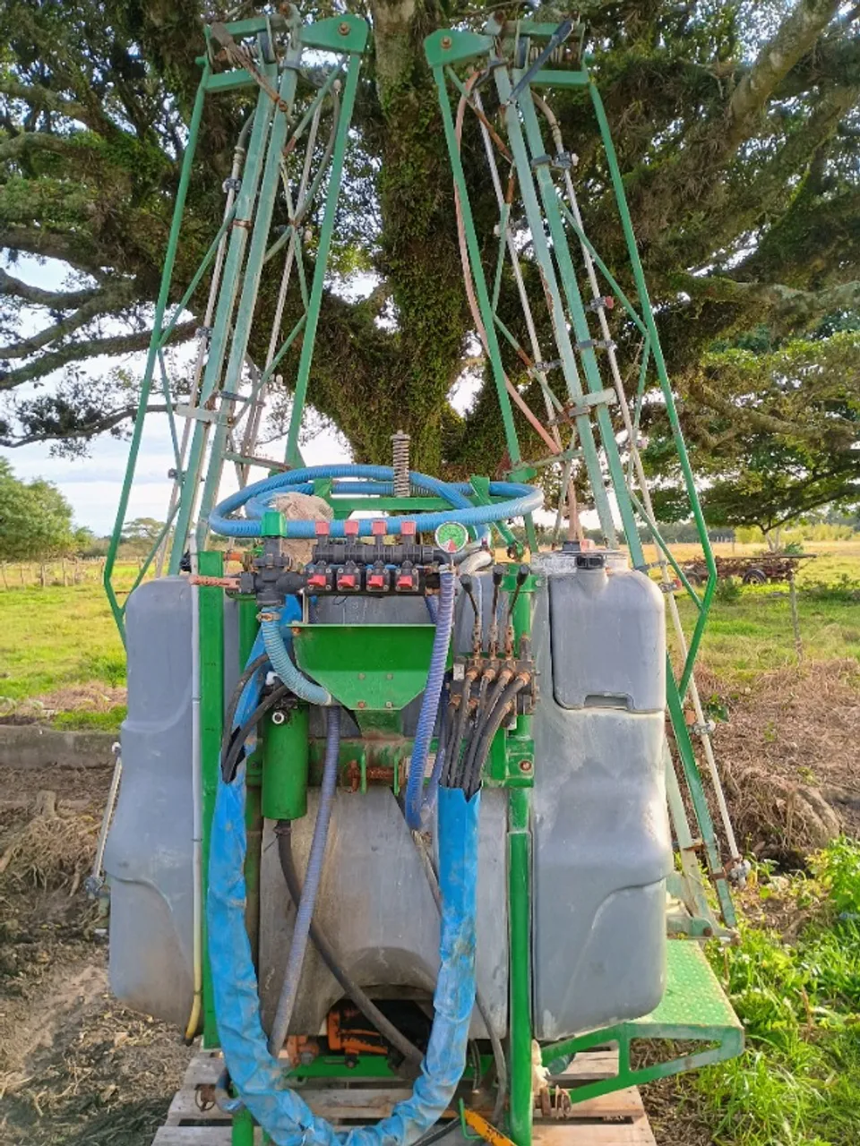 Polverizador hidráulico 800L com 14 metros de barras, bicos bijet