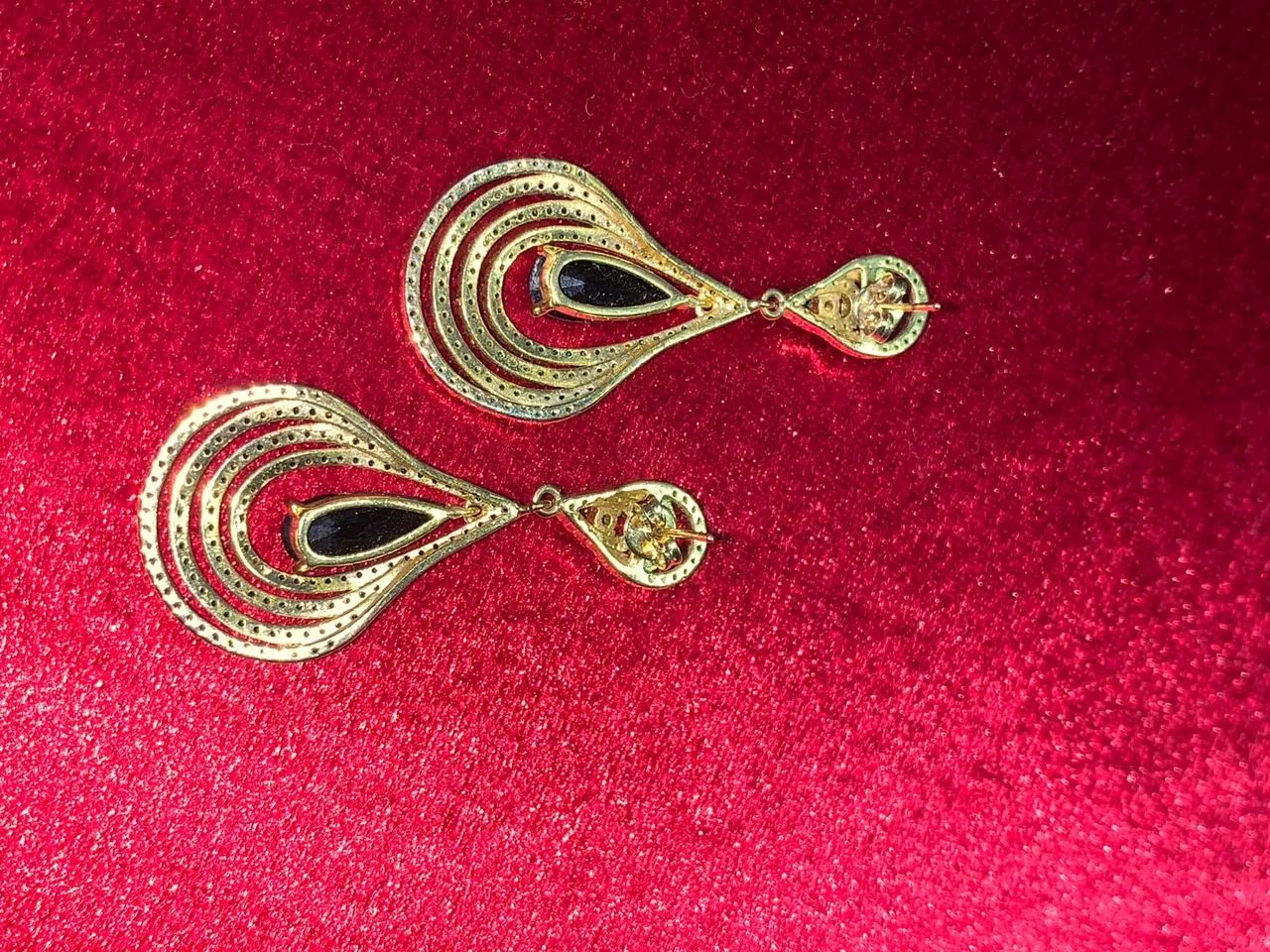 Brincos de gota com pedras pretas - Foto 2