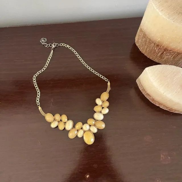 colar dourado com bege e branco