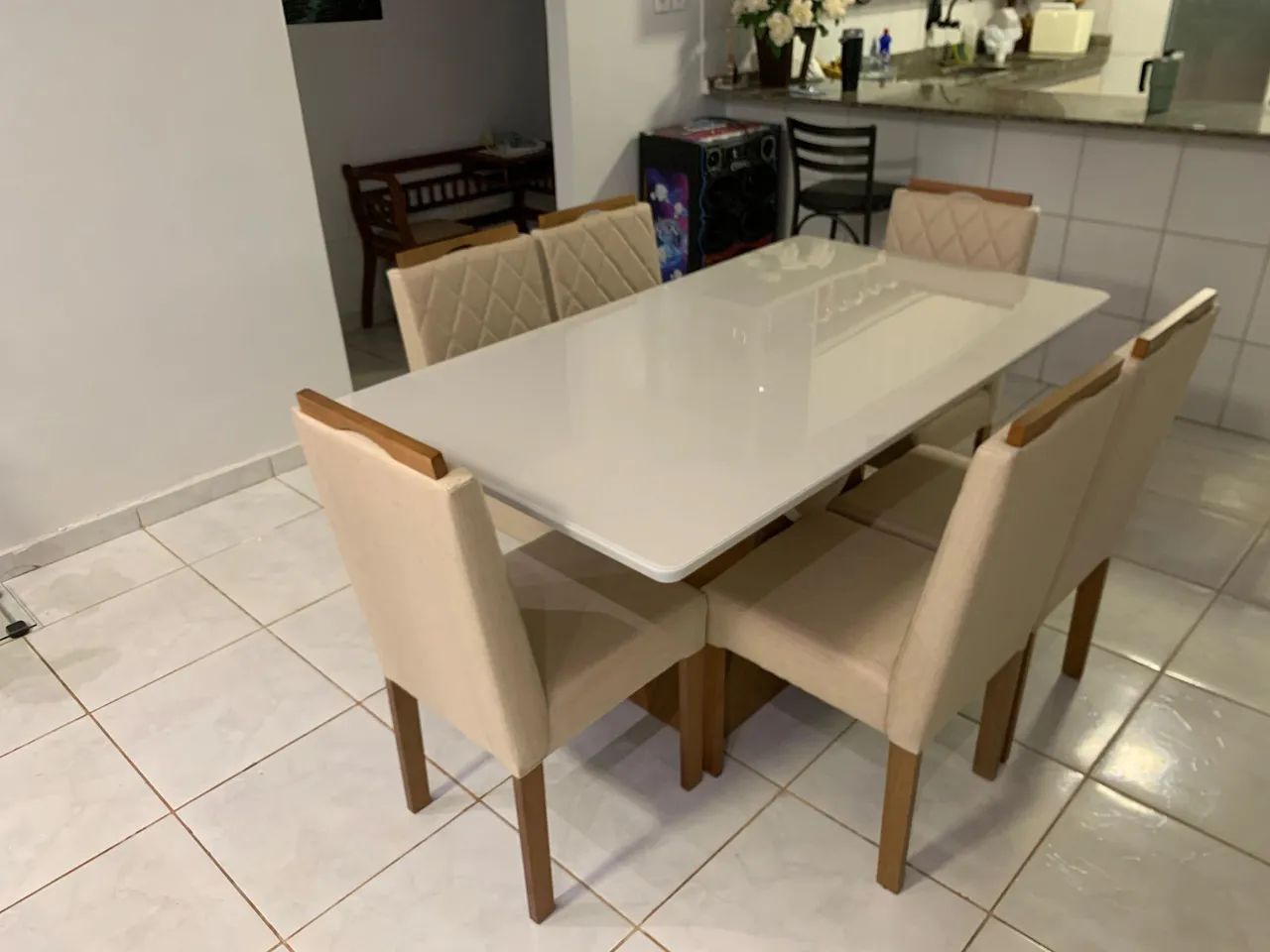 Conjunto de mesa a pronta entrega e com cadeiras de madeira  - Foto 4