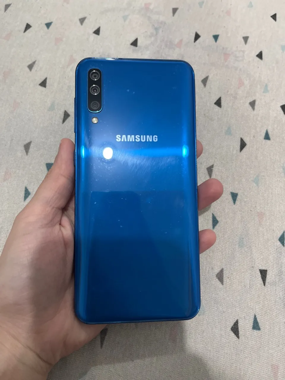 Celular Samsung (tela em ótimo estado/ a película está rachada)
