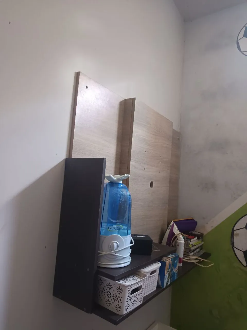 Painel de TV suspenso com prateleira e umidificador
