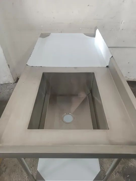 Mesa de trabalho em aço inox com pia - Foto 2