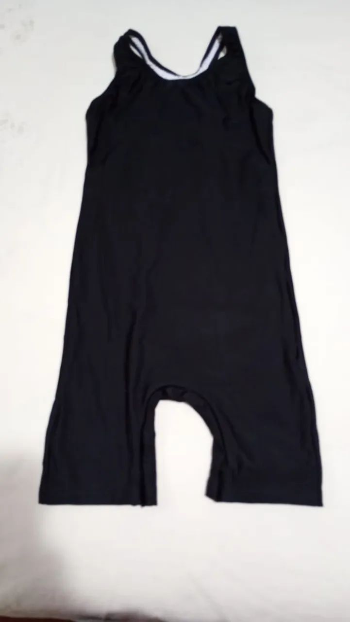 Macacão de natação preto com detalhes