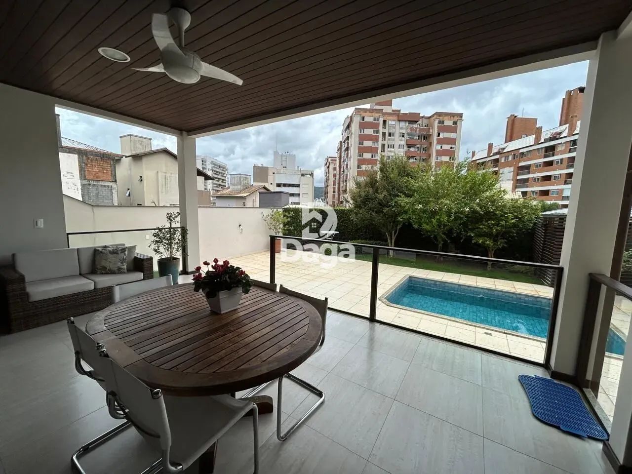 Casa com 3 Dormitórios e 1 Suíte no Córrego Grande com Piscina - Foto 2