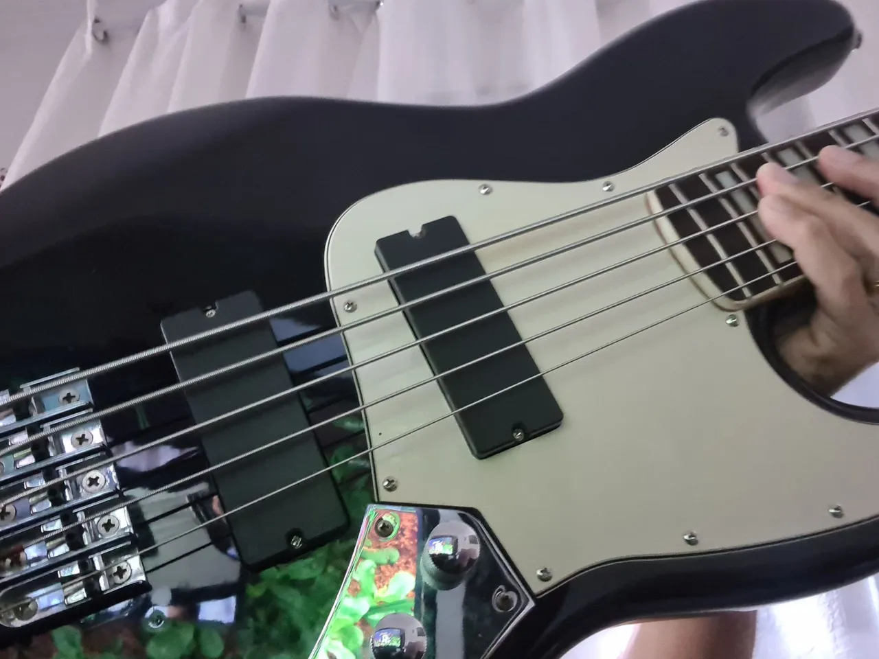 Baixo Elétrico modelo Jazz Bass