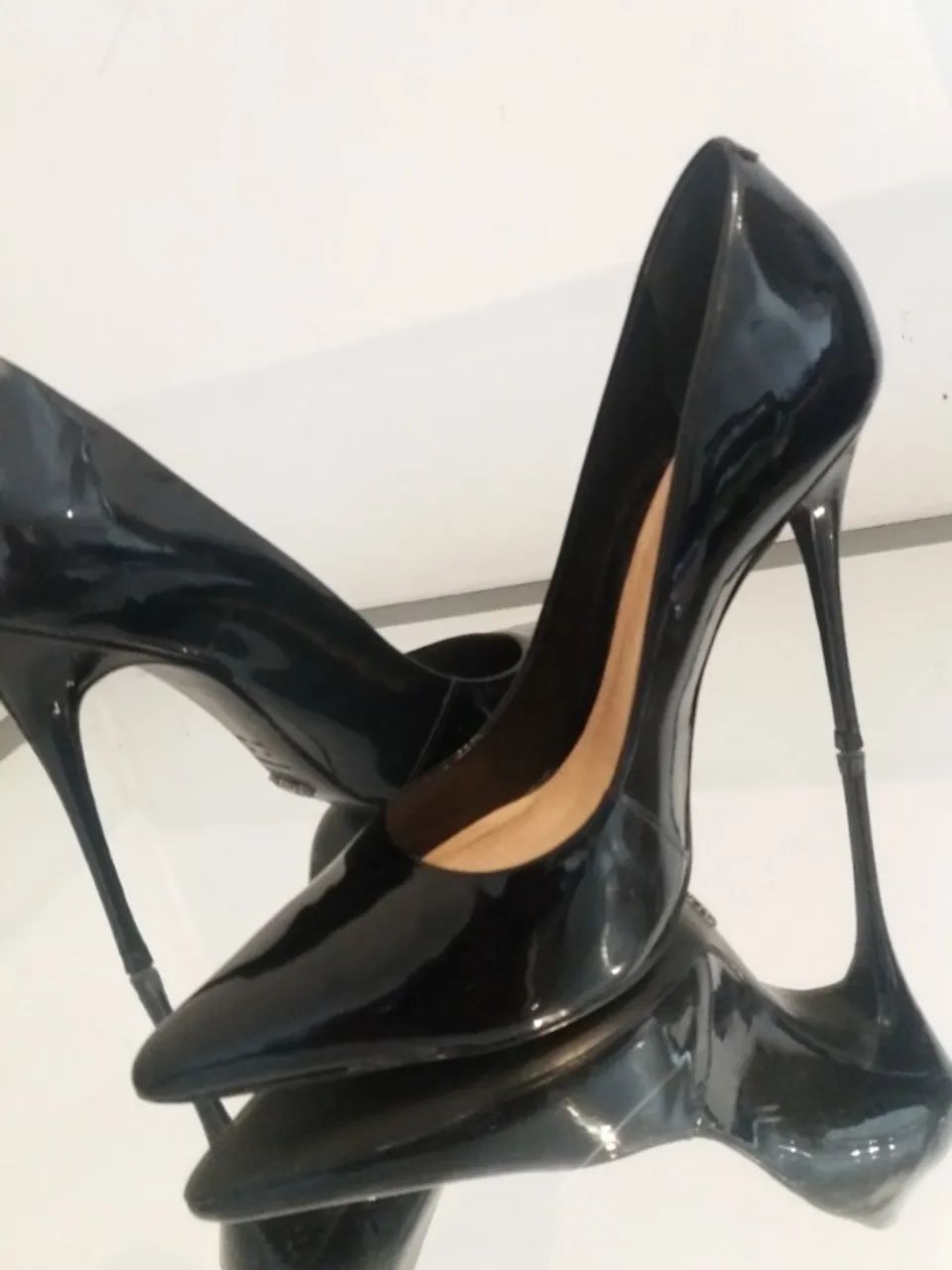 SCARPIN CLÁSSICO SCHUTZ. PRETO VERNIZ. LINDÍSSIMO