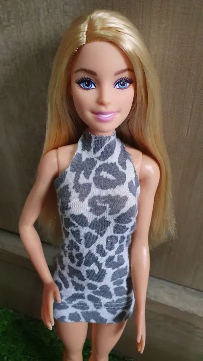 Boneca Barbie com vestido de onça feito a mão 