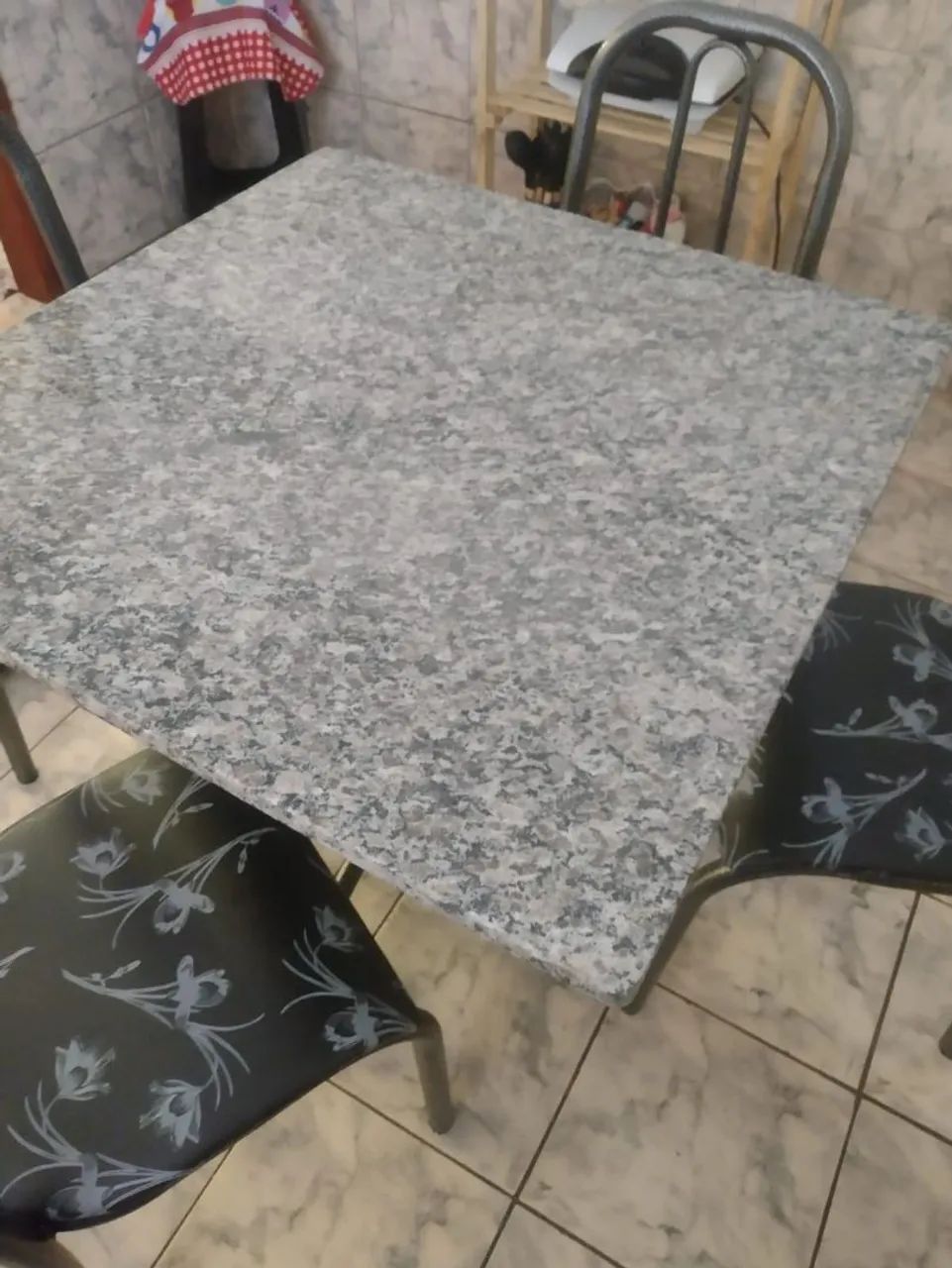 MESA COM 4 CADEIRAS QUADRADA COM PEDRA DE GRANITO COM ENTREGA E MONTAGEM GRÁTIS  - Foto 3