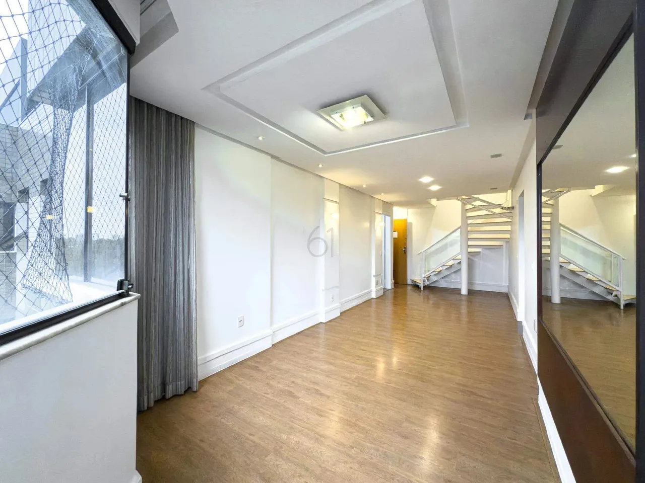 Apartamento Reformado com Cobertura Privativa 5 Quartos, Vista Livre, Andar Alto SQN 212