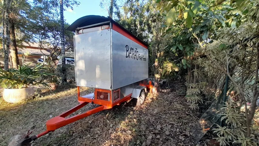 TRAILER EMPLACADO para lanches com refrigerador, coifa e buffet.