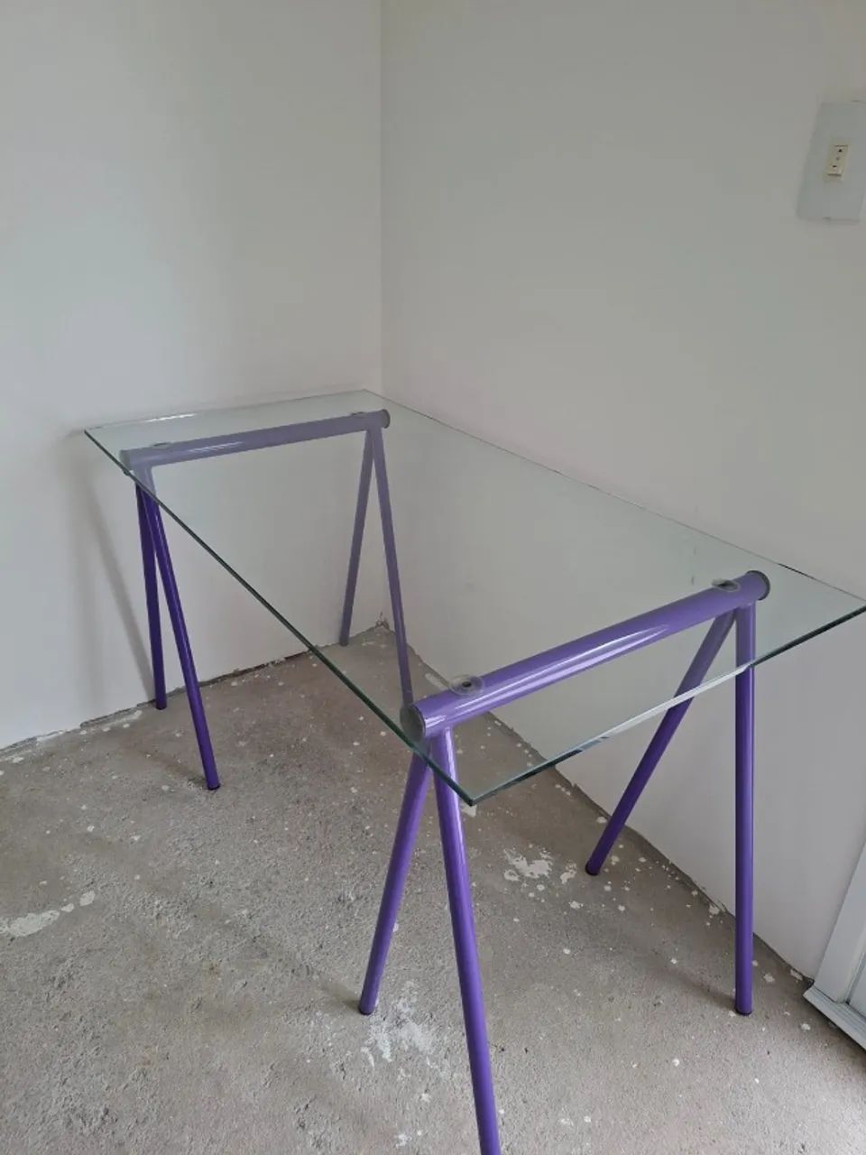 Mesa cavalete com tampo de vidro
