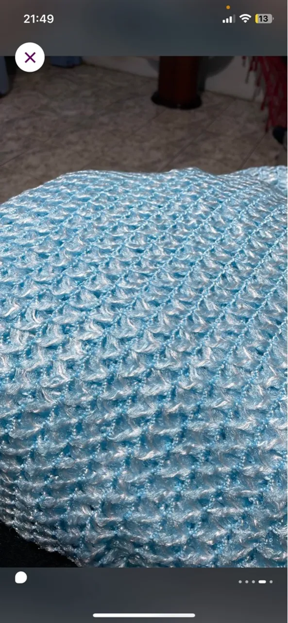 Colcha em tricot azul grande