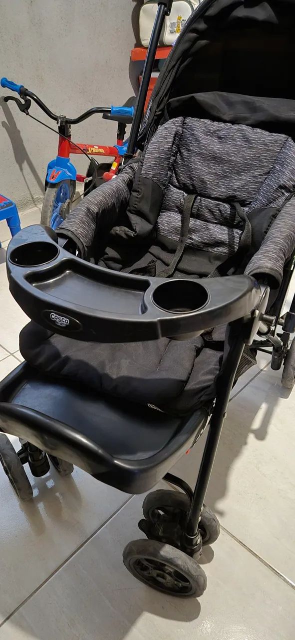 Carrinho de bebê semi novo.
