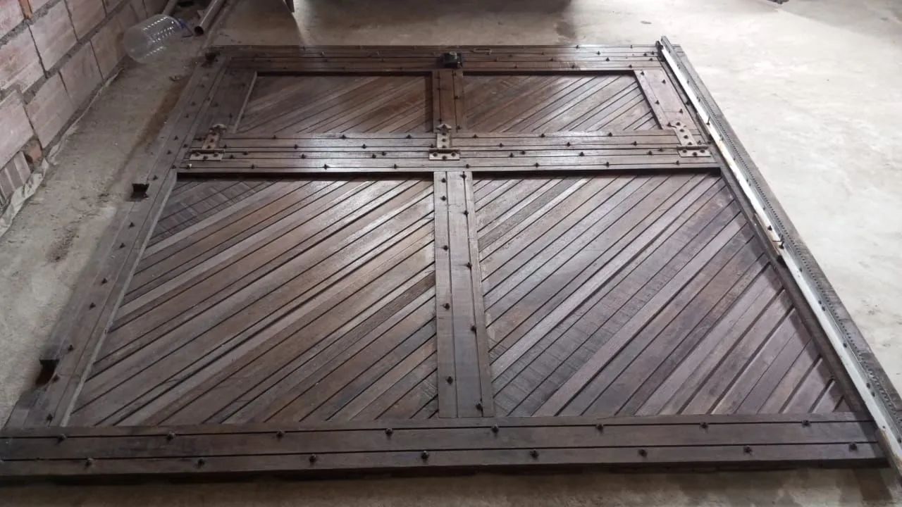 Porta de madeira maciça antiga