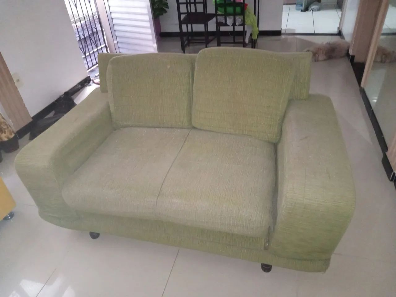 Vendo SOFÁ 2 LUGARES, 2 POLTRONAS SUEDE - Foto 2