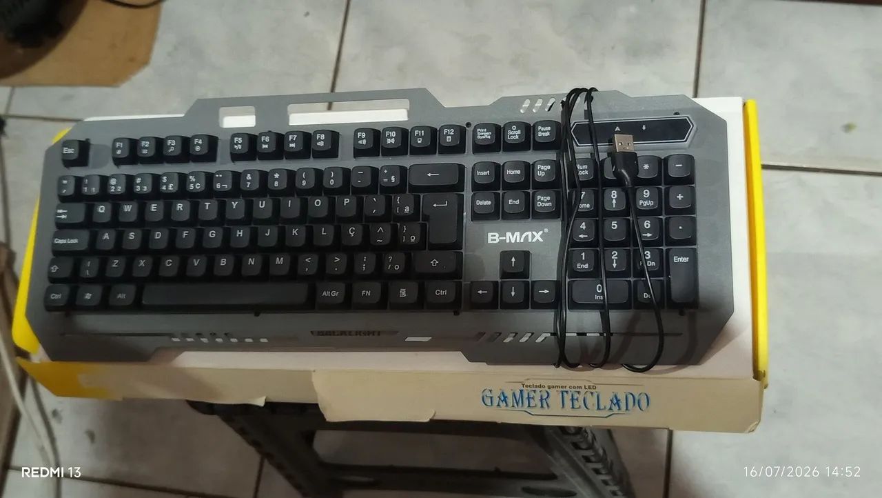 Vendo um teclado normal de membrana 