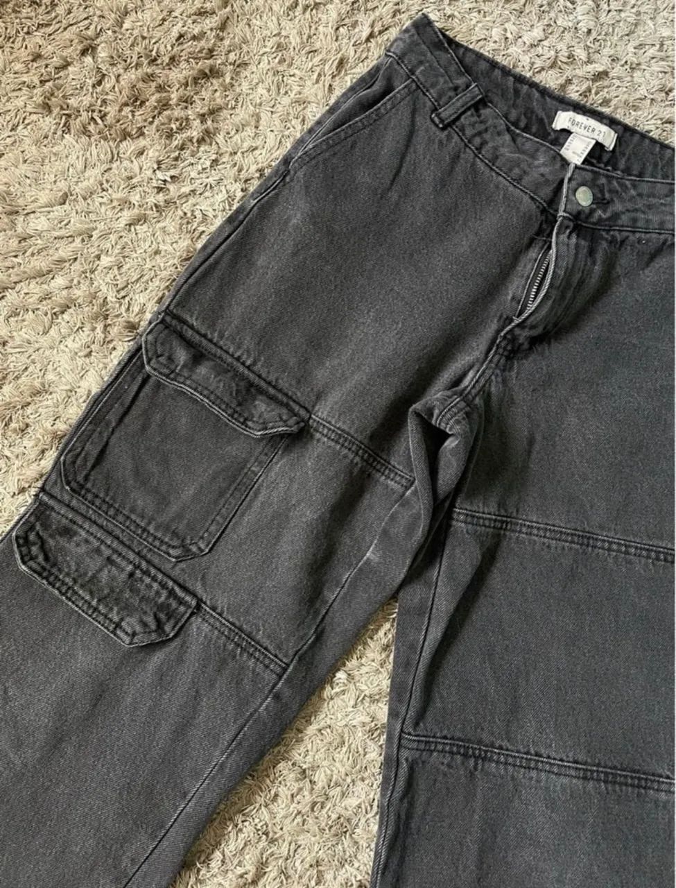 Calça Jeans Cargo Preta - Forever 21 - Foto 2