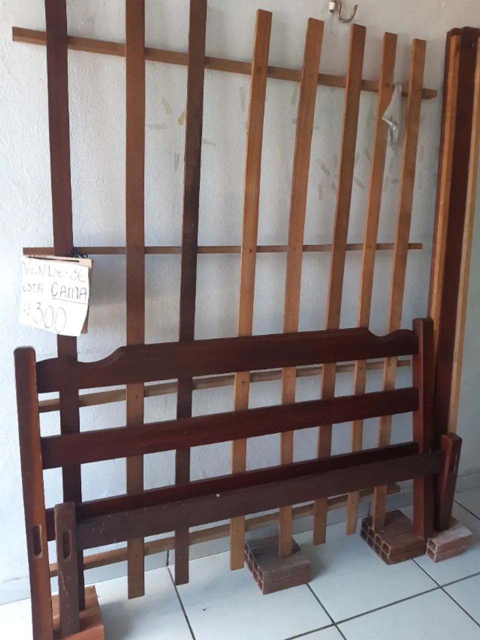 Cama de madeira casal sem colchão. - Foto 2