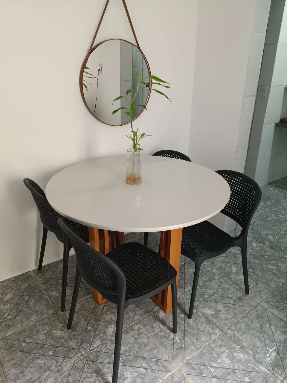 Mesa redonda MFD off white e 4 cadeiras