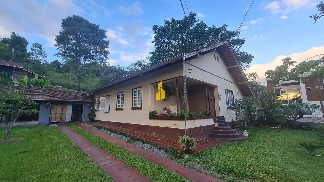 Casa com potencial comercial em Timbó-SC