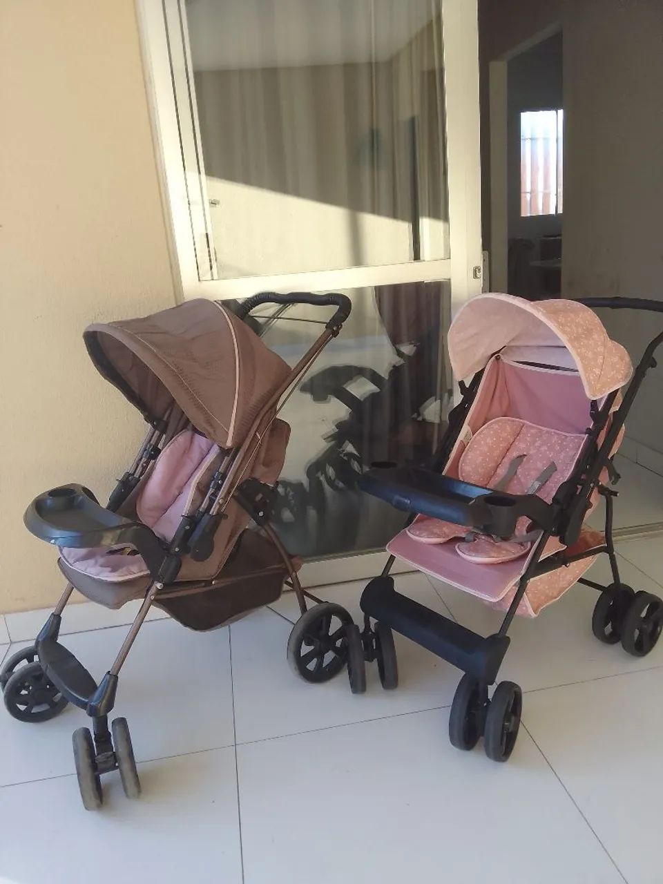 Dois carrinhos de bebê 