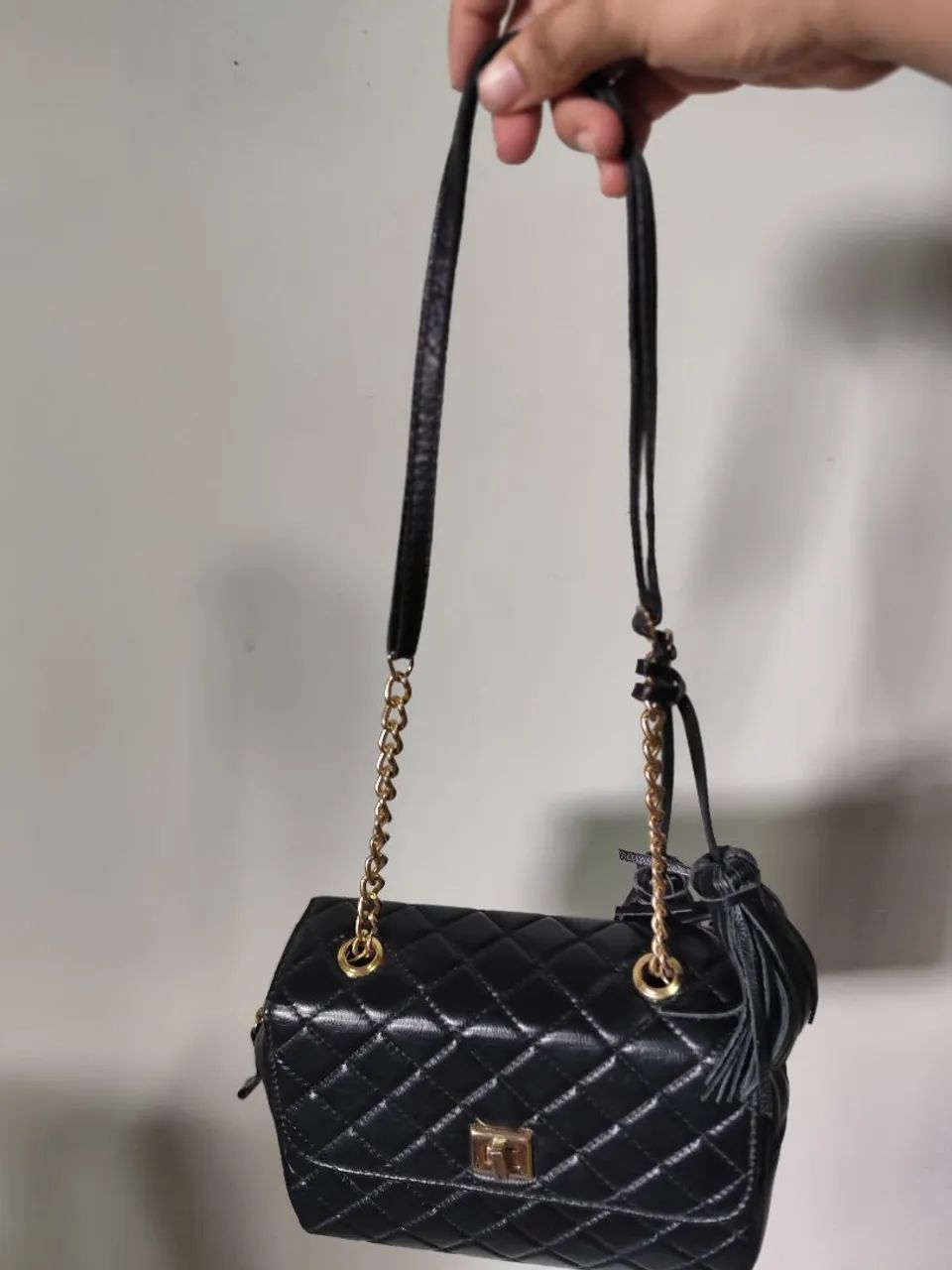 Uma bolsa de couro 