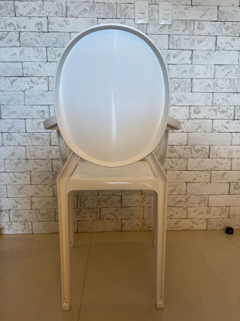  Kit 4 Cadeiras Brancas Design Moderno com Braço - Ótimo Estado - Foto 2