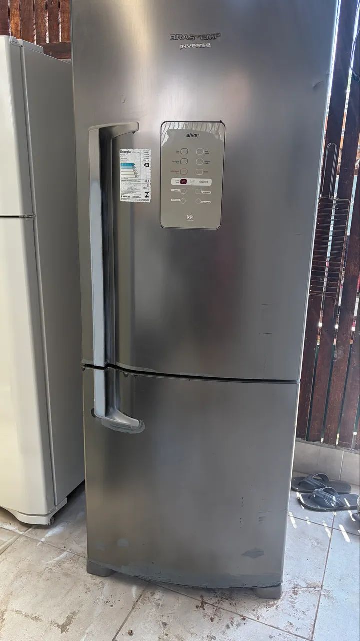 Geladeira inox cinza com marcas e funcionando faço entrega 