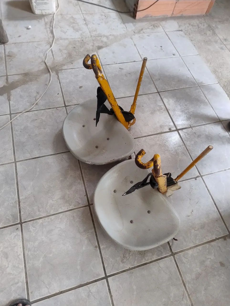 BalaDois bancinhos de pintura  com cordas e um cinto pintura cor - Foto 2