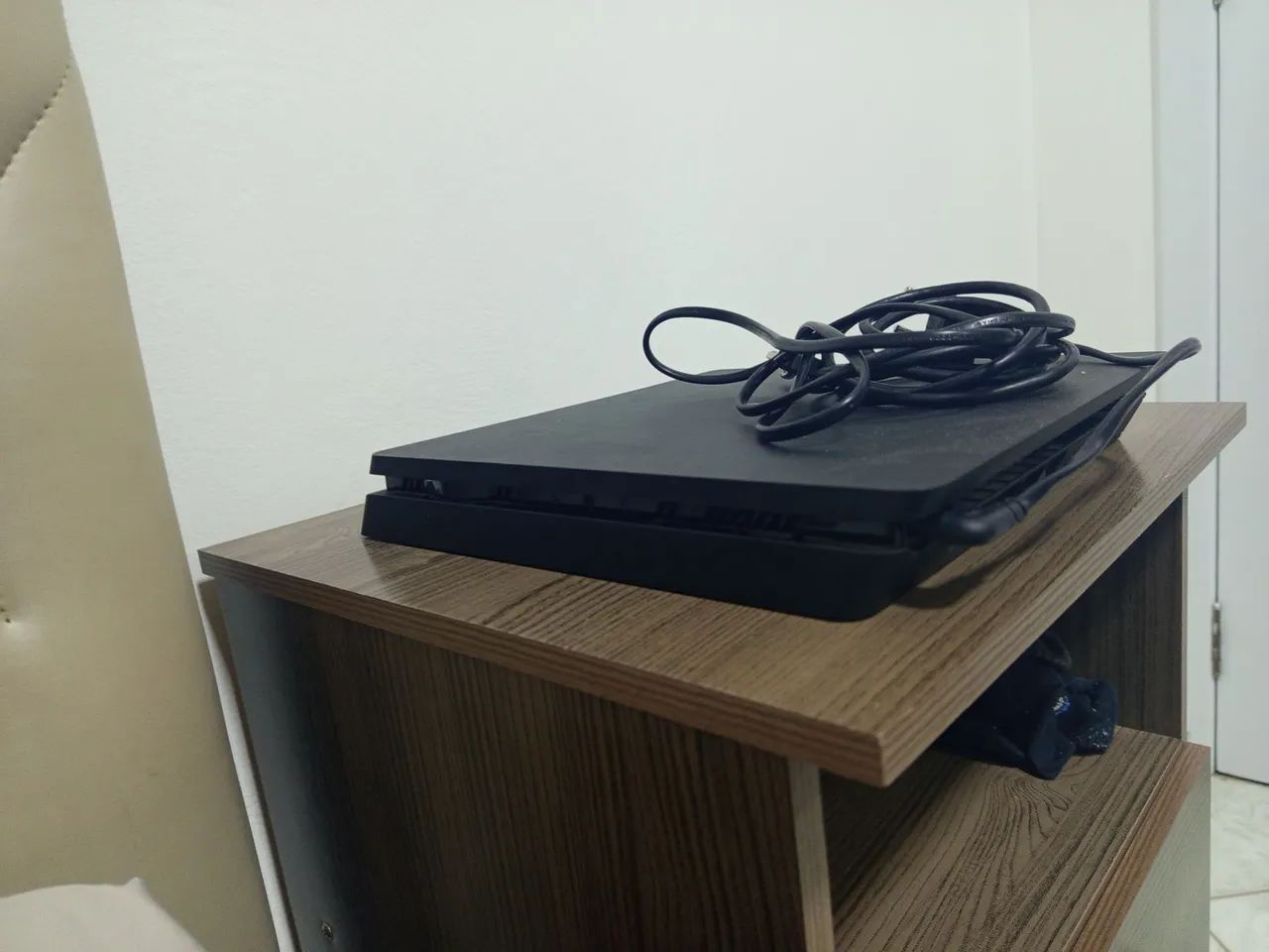 Vendo play 4 com 3 jogos e 2 controles originais  - Foto 4