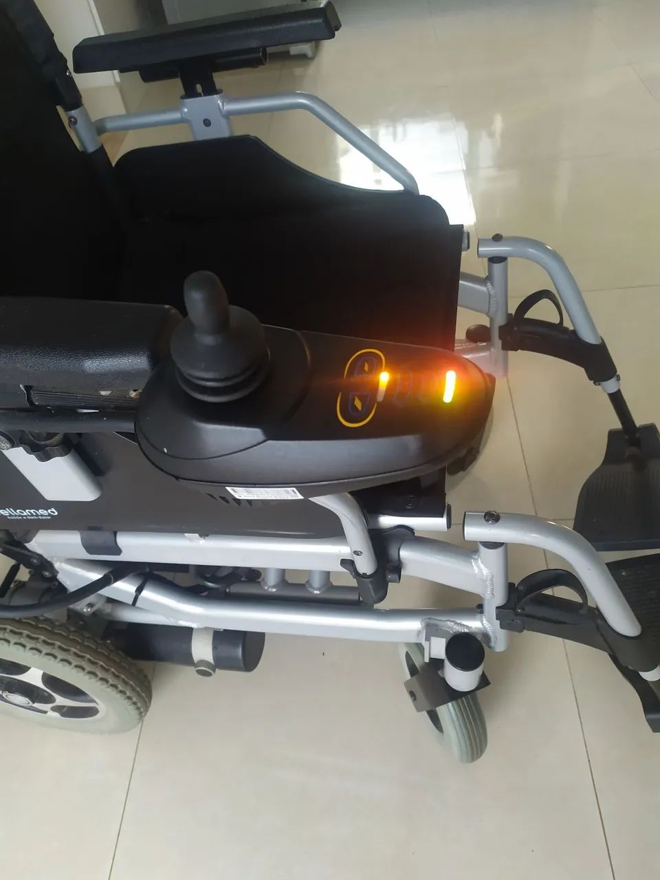 CADEIRA de Rodas MOTORIZADA Marca DELLAMED modelo D 1000 - Foto 4